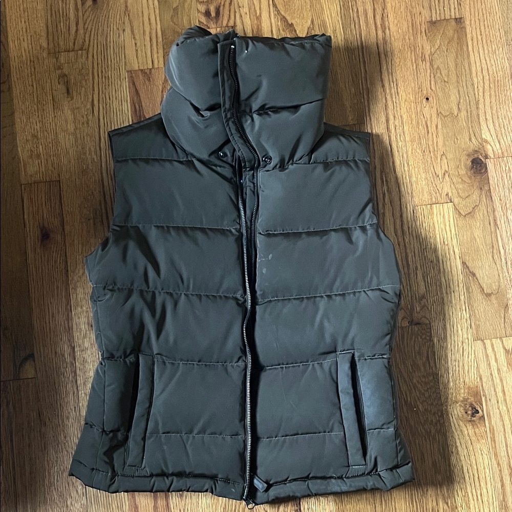 Talbots, duck down puffer vest, green, size small, petite.